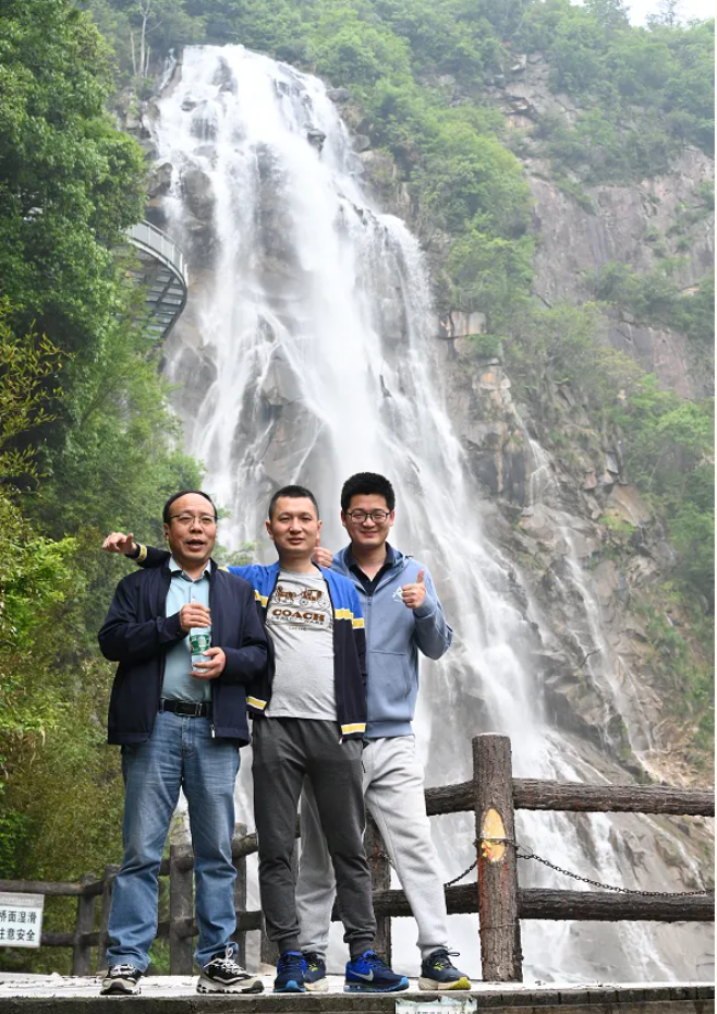 伟德体育官网风管销售中心员工在安徽明堂山景区照片