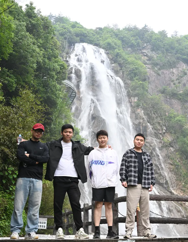 伟德体育官网风管销售中心员工在安徽明堂山景区照片