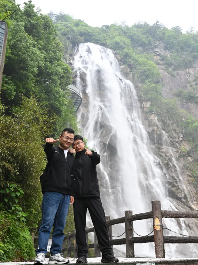 伟德体育官网风管销售中心员工在安徽明堂山景区照片
